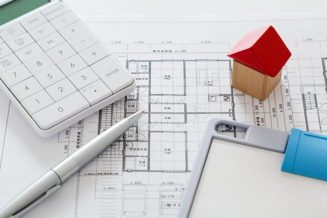 設計図と家の模型と文房具
