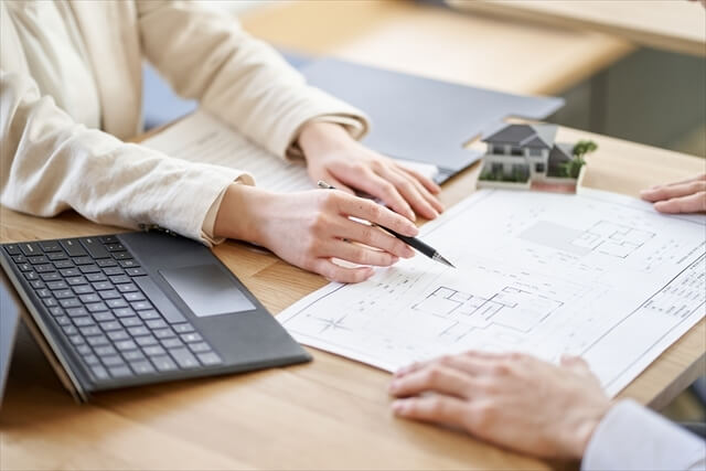 計画書を検討するビジネスパートナー