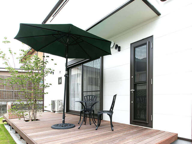 テラスに置かれた緑のパラソル