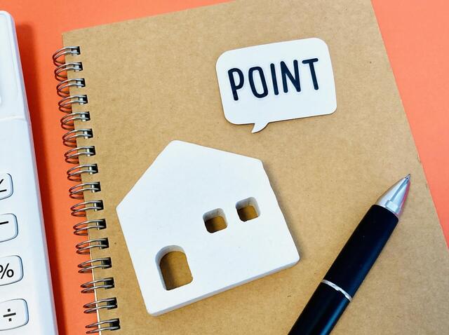 家の模型とポイントメモとペン