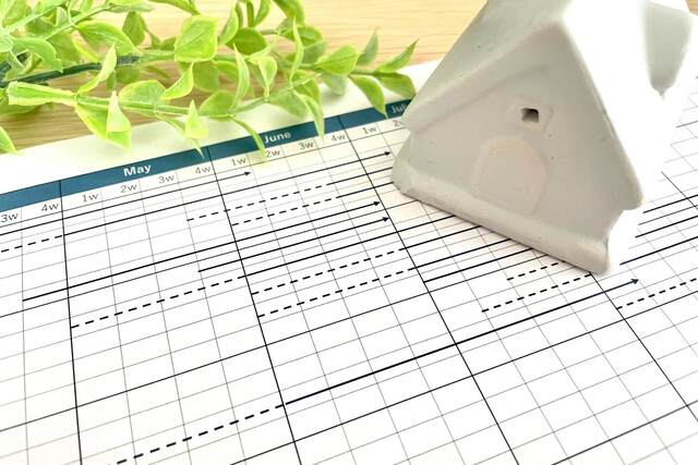 図面の上に置かれた家の模型