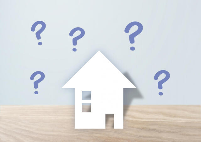 家の周りに浮かぶ疑問符のイラスト