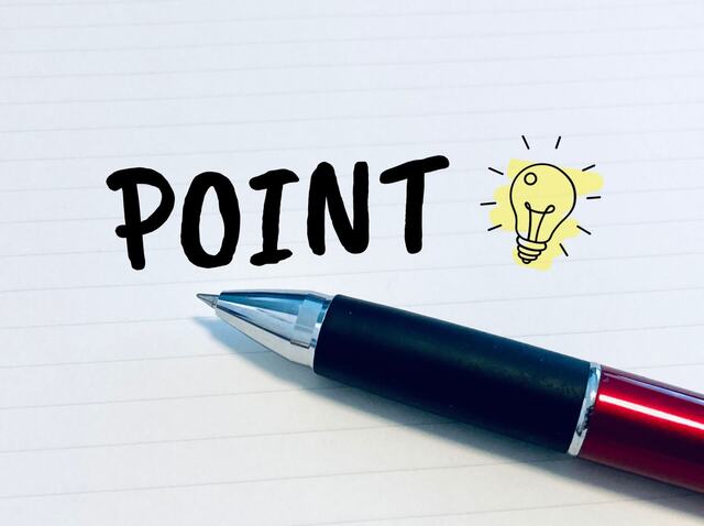 ペンと電球イラストが描かれた紙