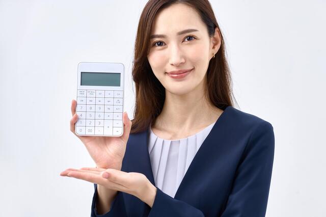 電卓を持つビジネスウーマンの笑顔