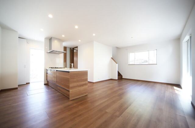 広々とした新築のリビングルーム