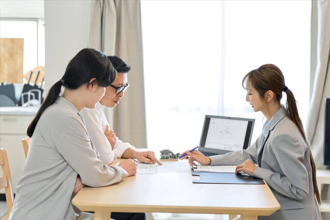 契約について相談する若いカップル